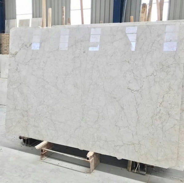 تصویر 2 از سنگ مرمریت سفید روشن مناسب سنگ‌ فرش و پله های ساختمان